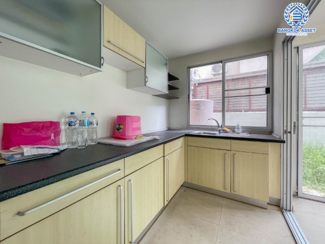 ทาวน์เฮ้าส์มือสอง กรุงเทพฯ ม.ศุภาลัยพาร์ควิลล์2 พหลโยธิน48 หลังมุม! เนื้อที่กว้างขวางมากถึง 32.40 ตร.ว. ฟังก์ชัน 3 ห้องนอน 3 ห้องน้ำ ที่จอดรถ 2 คัน ตั้งบนพื้นที่ชุมชนเหมาะสำหรับทำธุรกิจ บนทำเลแห่งการเดินทาง ใกล้รถไฟฟ้าสายสีเขียว "สถานีสายหยุด" และจุดขึ้นทางด่วน "รามอินทรา-อาจณรงค์"